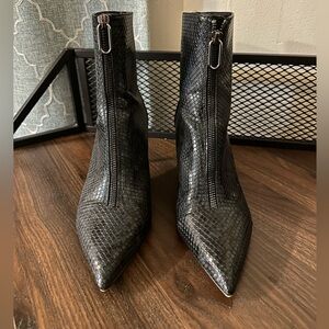 ZARA 🌸Black Snakeskin Ankle Boots🎈💐